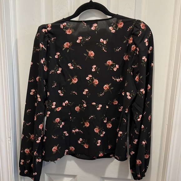 Women’s top never worn 100% polyester. - Picture 2 of 2